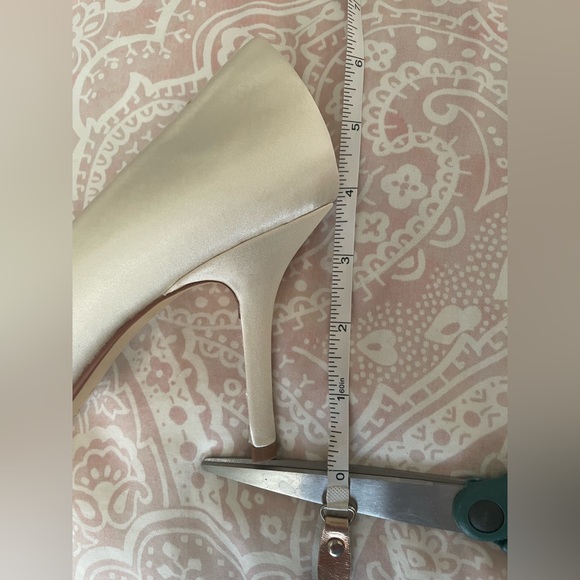 Caparros Ivory Satin Sarina Wedding shoes.  Women’s size 8.5 - Picture 9 of 12